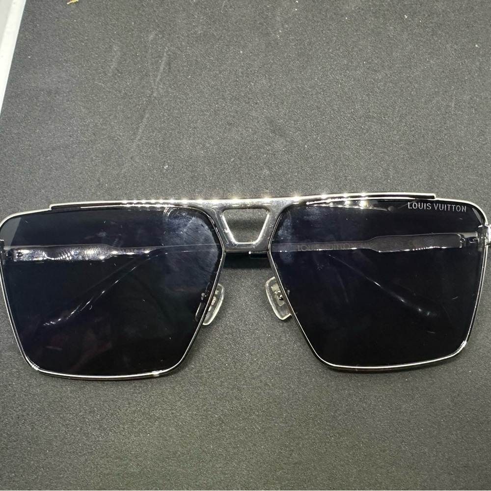 Louis Vuitton sunglasses comes with case